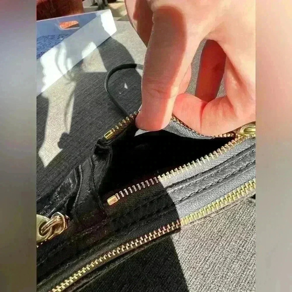 Fossil Women’s Black Leather Classic Casual Double Pocket Shoulder Bag Purse - Picture 9 of 14